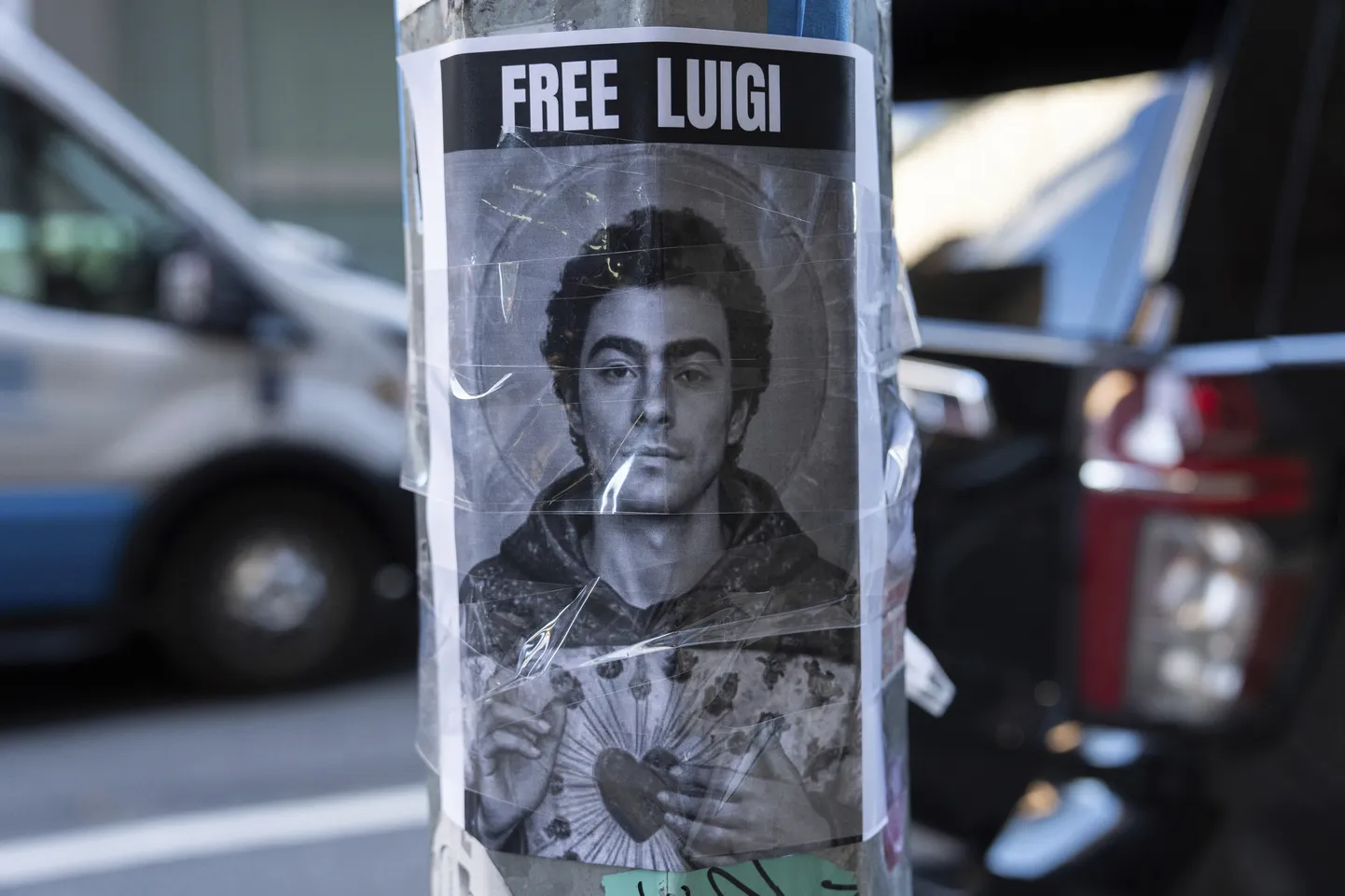 Luigi Mangione näopildiga plakat «Vabastage Luigi» New Yorgis posti küljes. Mangione, kes lasi maha kindlustusjuhi Brian Thompsoni, ümber tekkis teda toetav rahvaliikumine.