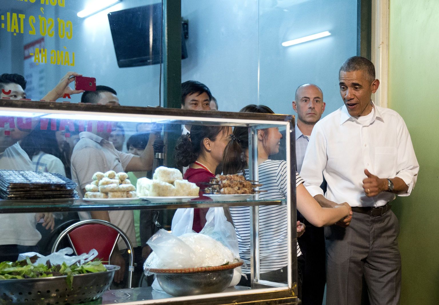 Söögikohast väljudes uudistab presidend ka kohalikke delikatesse.