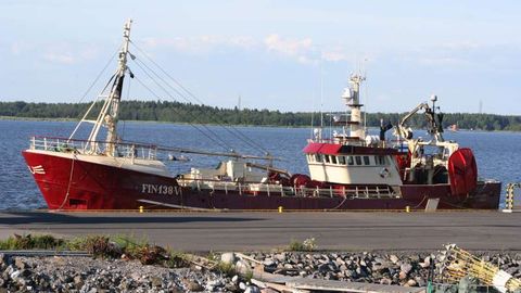 С задержанного в Калининграде эстонского судна сгружают рыбу