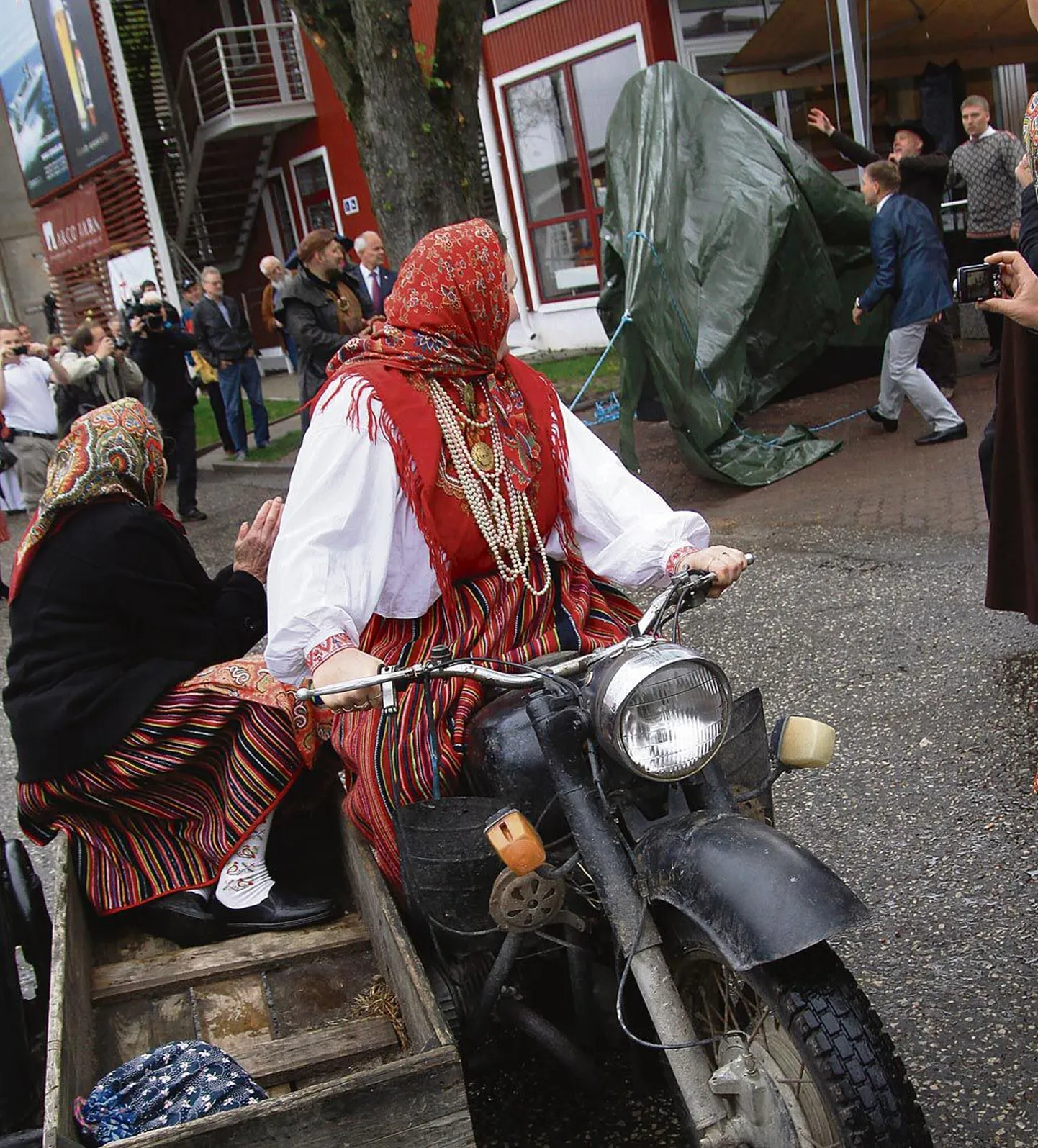 Katte tõmbas Kihnu Jõnnu skulptuurilt klassikaline Kihnu mootorratas Kihnu Virvega kalakastis.