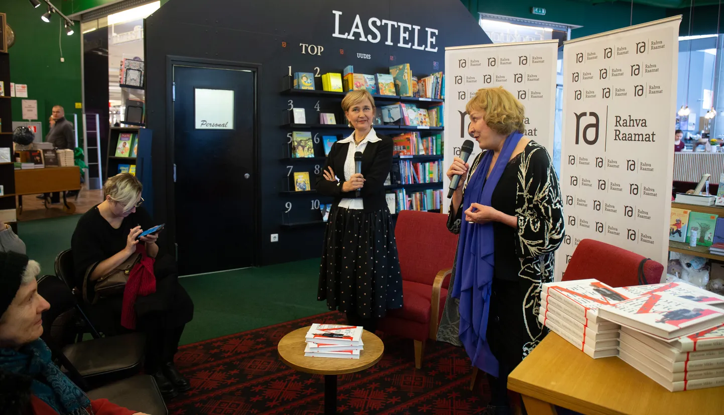 Marianne Mikko raamatuesitlusel viis vestlust läbi Maire Aunaste(paremal).