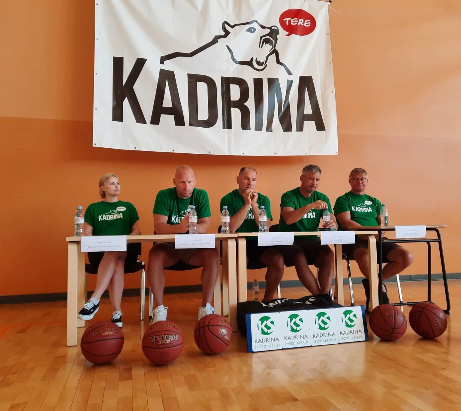 TERE Kadrina Karud tutvustasid uut peatreenerit Jaanus Liivakut (keskel) ja taustajõude esmaspäeval Kadrina spordihoones.