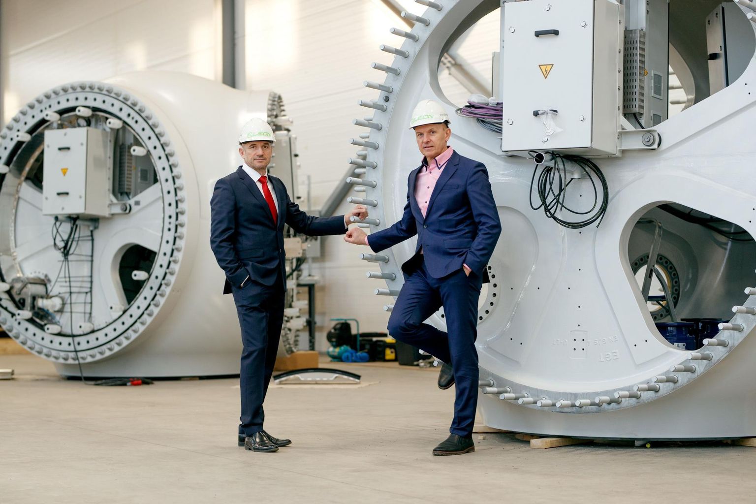 Andres ja Oleg Sõnajalale kuuluv Eurowind OÜ 2017. aasta taotluse tuulepargi ehitamise projekteerimistingimuste kohta lükkas Sauga vald (praegu Tori) tagasi põhjendusega, et riigimaal asuval kinnistul toimub parajasti turba kaevandamine ning tuulikute püstitamine võiks halvendada juurdepääsu maavarale.
