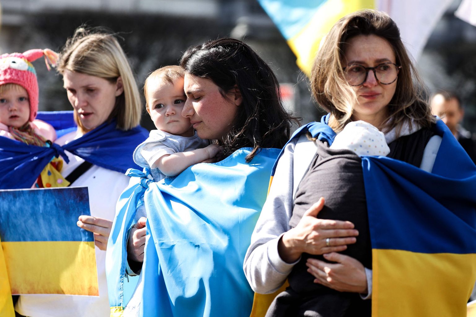 Pisarates naised lastega Ukraina toetuseks korraldatud kogunemisel. Foto on illustratiivne.