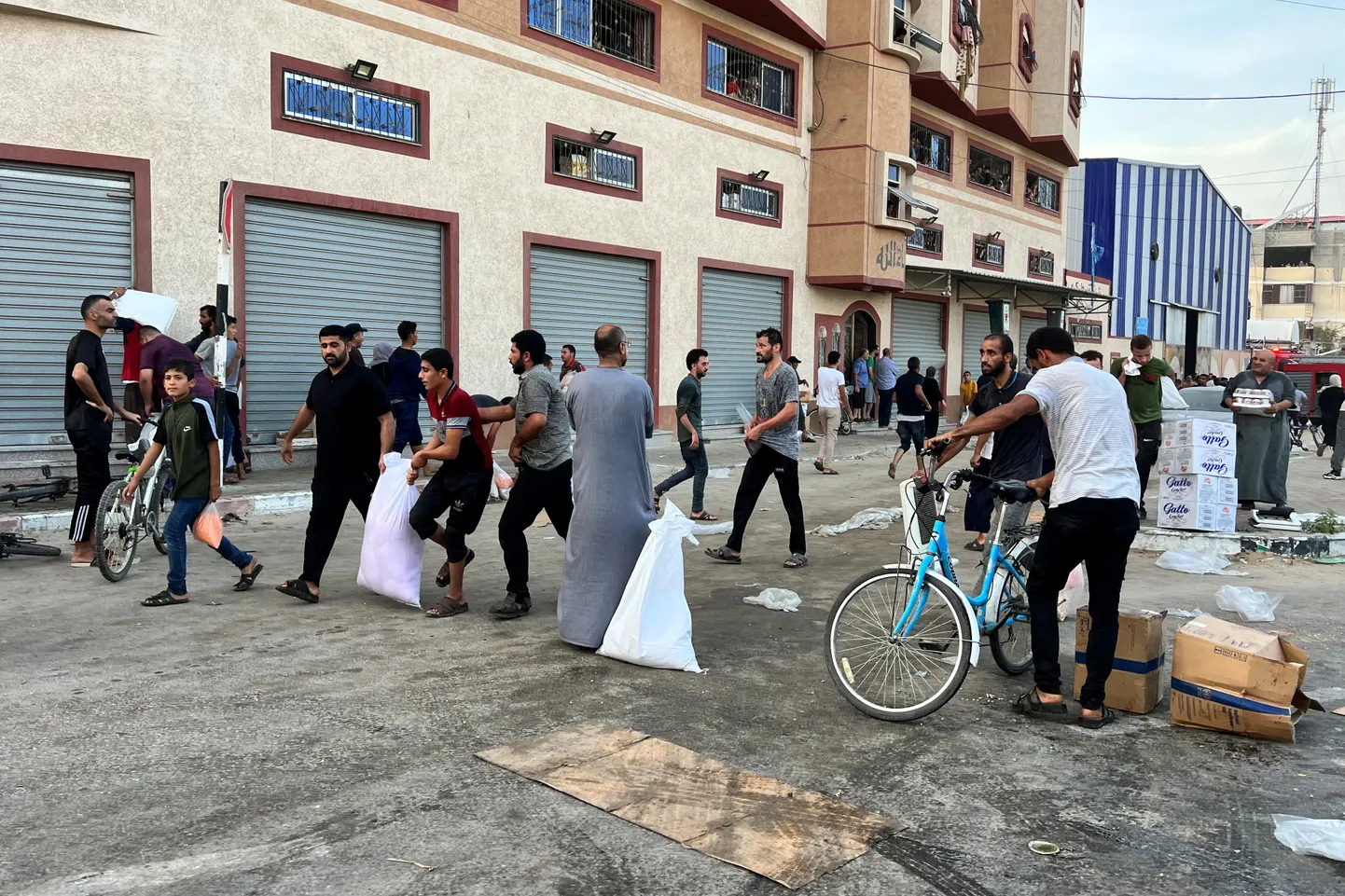 Gaza elanikud kandmas humanitaarabi pakikesi Khan Younise linnas.