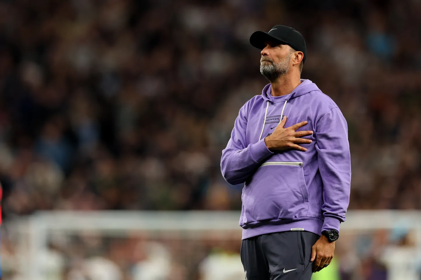 Liverpooli peatreener Jürgen Klopp tänab pärast mängu Tottenhamiga oma meeskonna fänne.