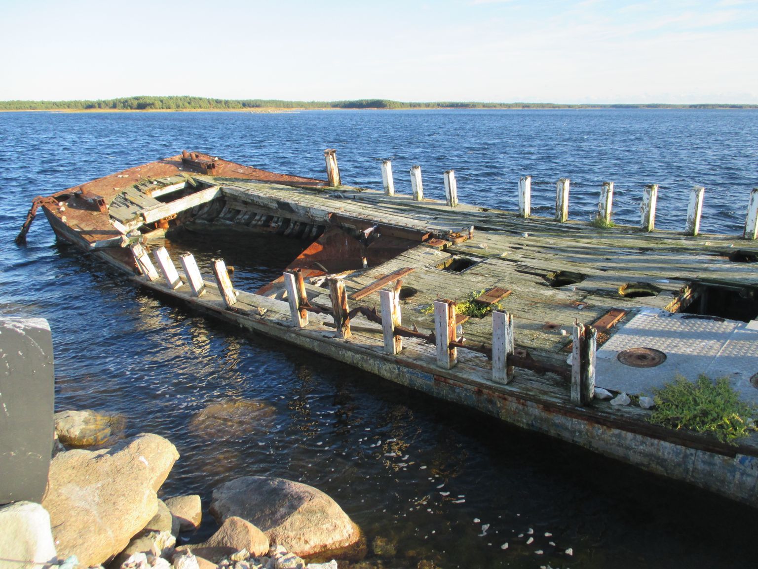 VRAKK RÄSITUD SADAMAS Eelmise sajandi esimeses pooles oli Jaagarahu sadam Saaremaa üks peamisi mereväravaid. Kunagisest sadamast annavad tunnistust räsitud kai ääres lösutav laevavrakk.