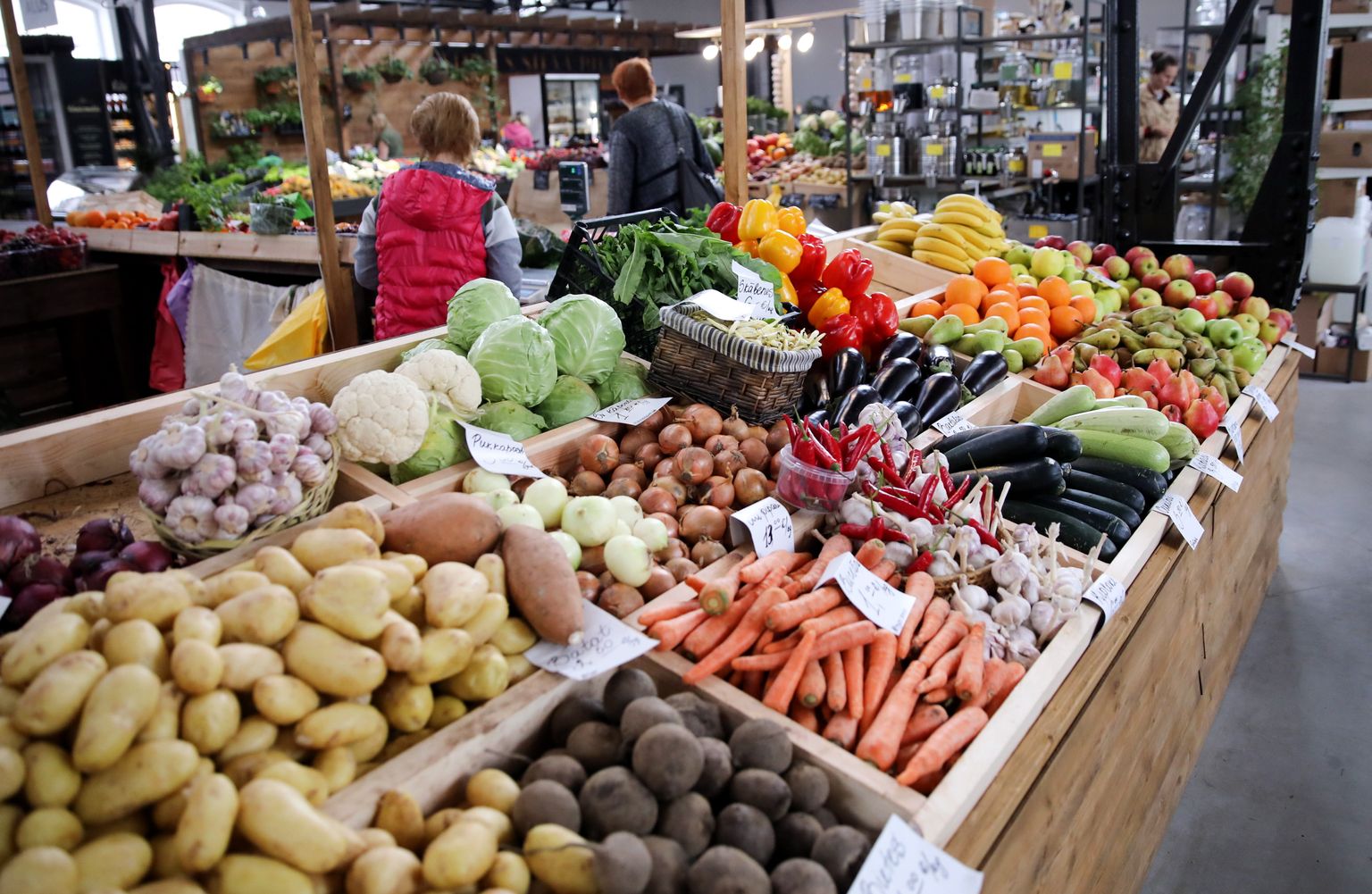 Овощи и фрукты на Агенскалнском рынке. Иллюстративное фото.