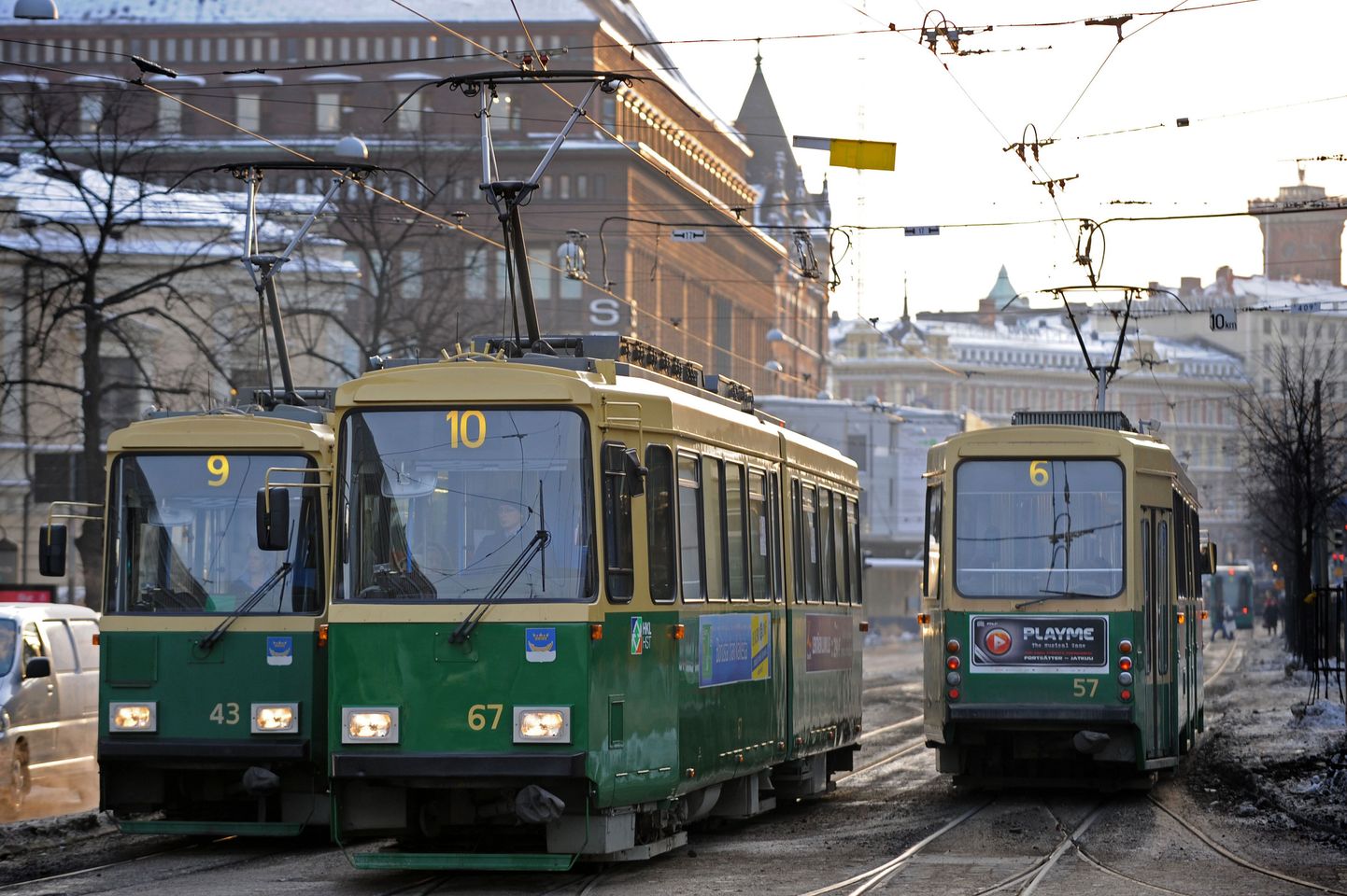 Trammid nr 9, 10, ja 6 Helsingi kesklinnas Mannerheimintiel.