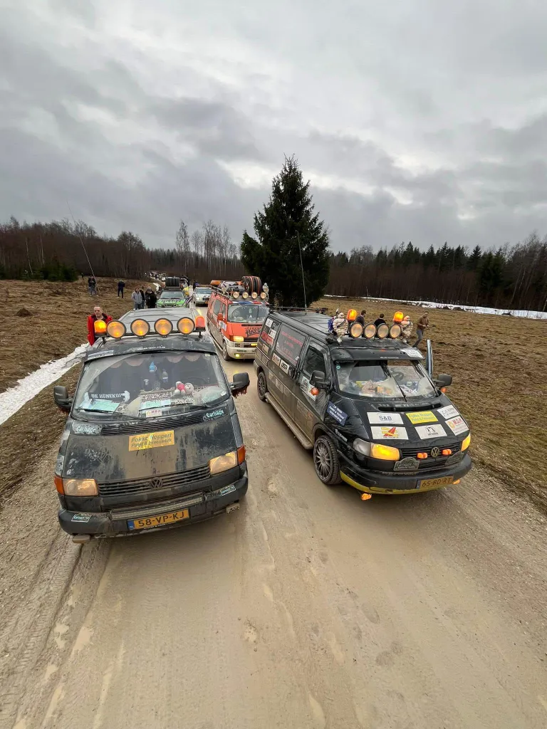 Голландцы участвовали в ралли Carbage Run.