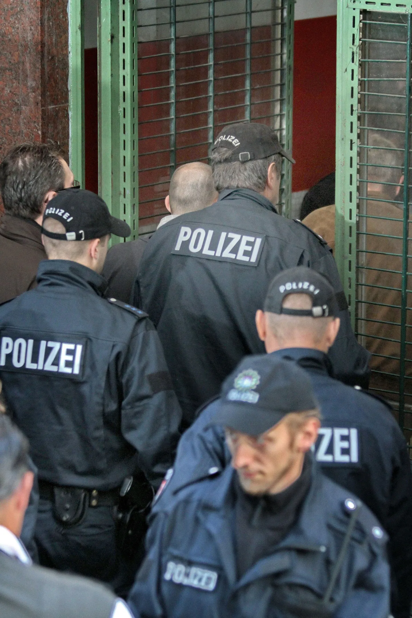 Saksa politsei kurikuulsasse mošeesse sisenemas