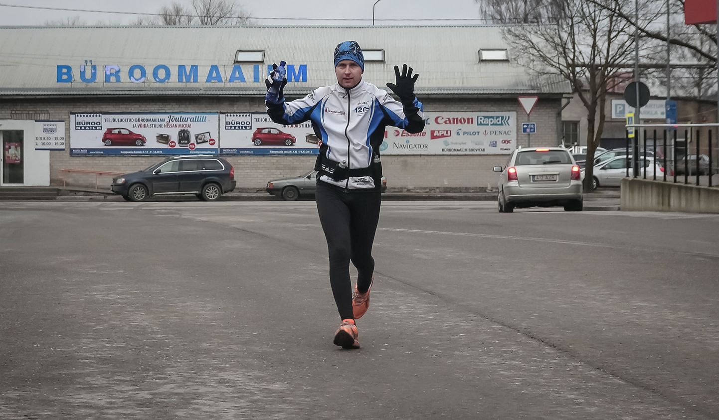 29aastane Elva mees Kaarel Tõruvere saatis vana aasta ära maratonijooksuga Vändrast Pärnusse.