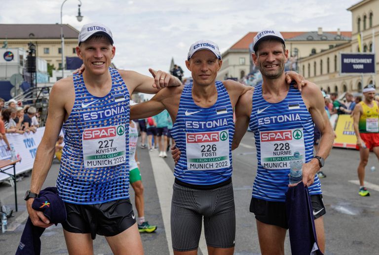 Eesti maratonitiim. Roman Fosti (keskel).