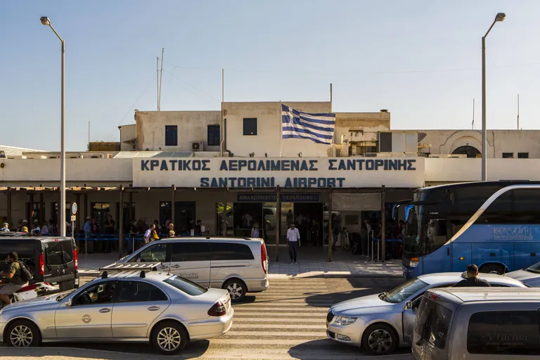 Lennujaam turistide meelispaigas Santorini saarel, sedagi õhuväravat haldab Fraport.