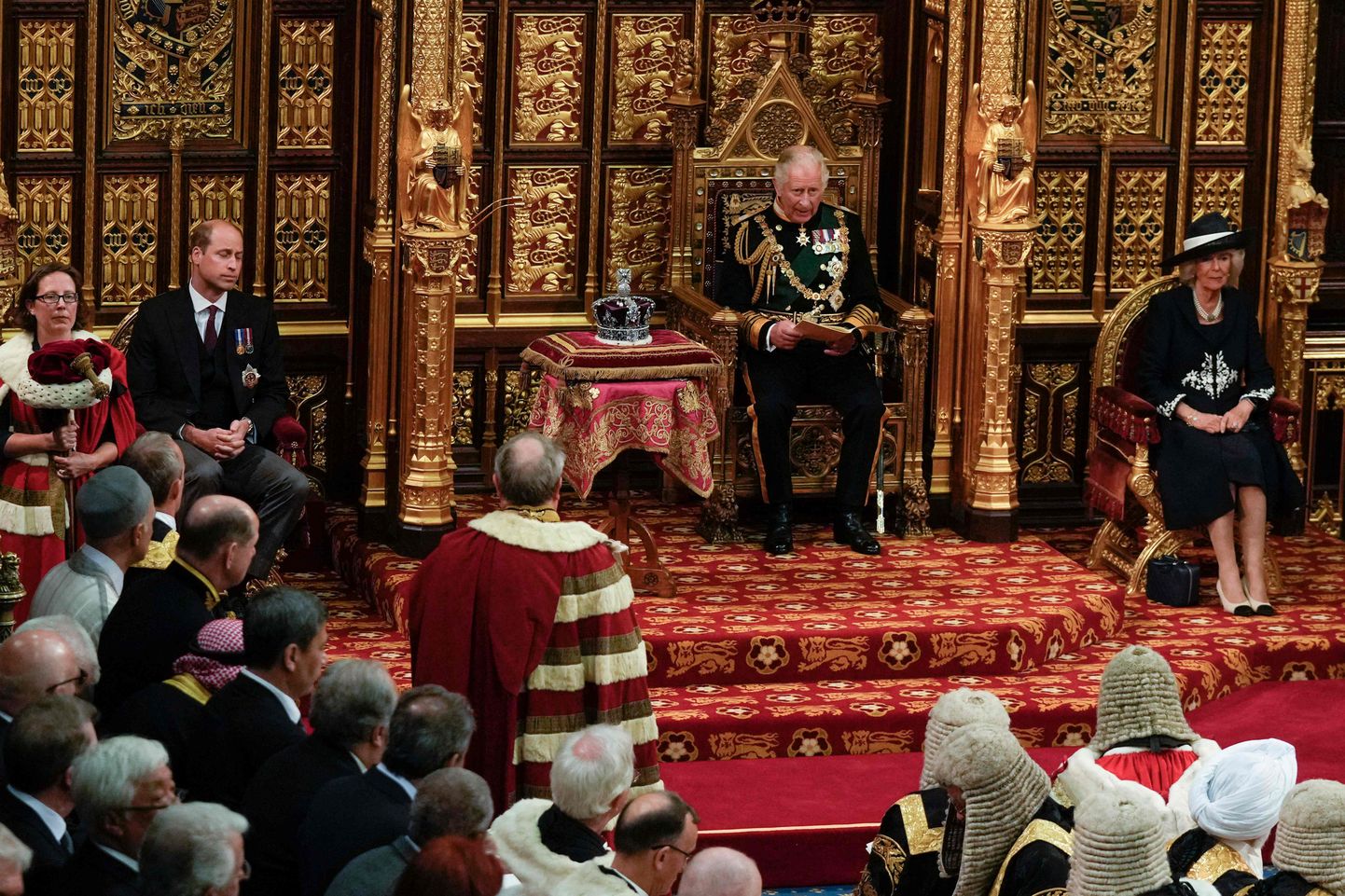 Prints Charles oma ema, kuninganna Elizabeth II asemel parlamendi avamise tseremoonial.