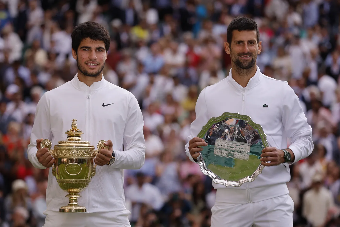 Carlos Alcaraz (vasakul) alistas finaalis neljal eelmisel korral Wimbledonis triumfeerinud Novak Djokovici.