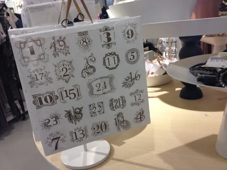 H&Mi selleaastane advendikalender Tallinna Postimaja kaupluses. Foto: