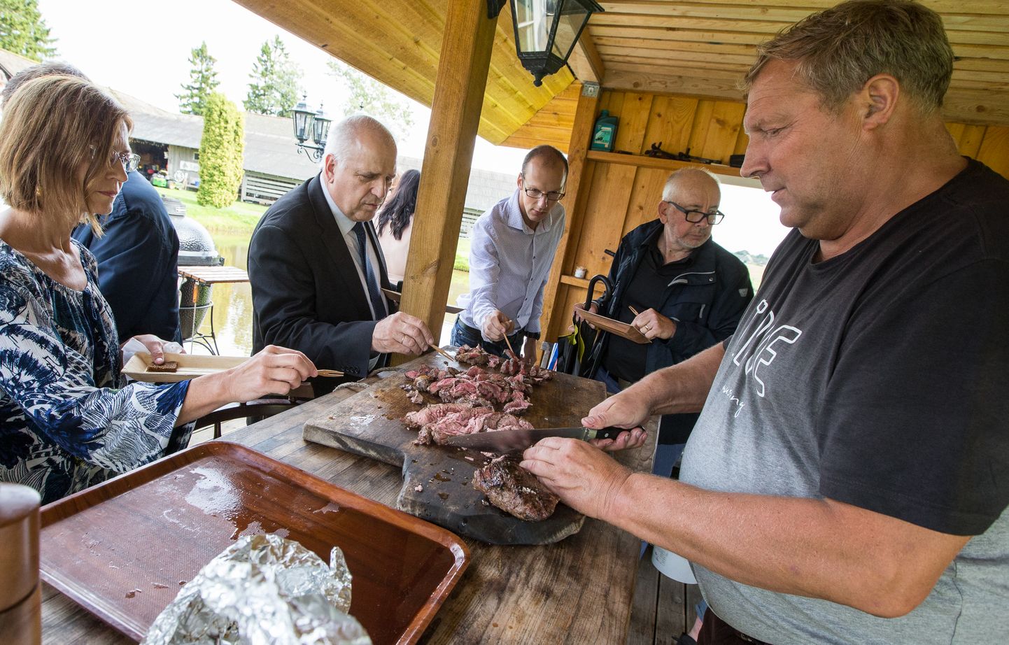 Ettevõtja Sulev Reelo pakkus kolmapäeval eri küpsusastmes valmistatud veiseliha − oma talu toodangut. Maaeluminister Mart Järvik (vasakul) hindas selle väga maitsvaks.