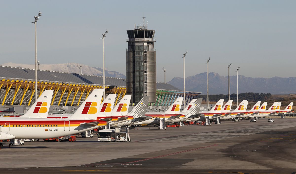 Spānijas lidsabiedrības "Iberia" lidmašīnas Madrides lidostā. Ilustratīvs attēls