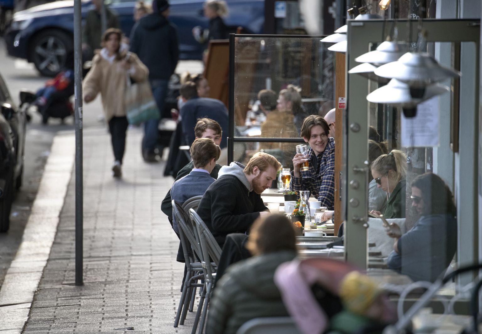Inimesed Rootsi pealinna Stockholmi välikohvikutes 20. aprillil 2020