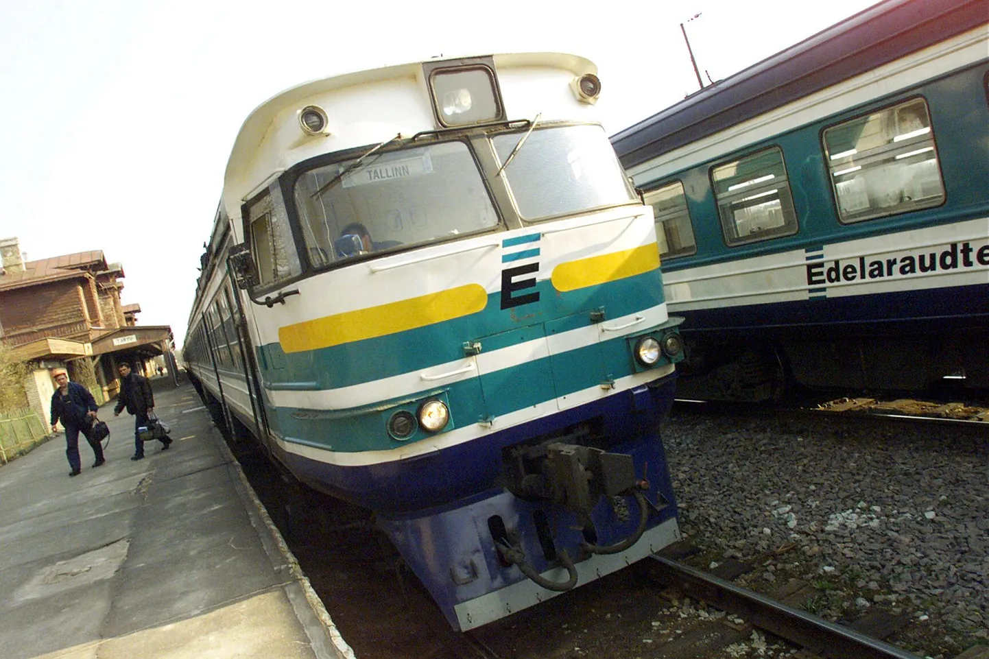 TRT01: TARTU RAUDTEEJAAM : TARTU, EESTI, 18APR02 -  
Plaanitaval Rail Baltica kiirraudteel viiks rong reisijad tunni-poolteisega Tartust Tallinna ning enneolematult kiiresti Berliini, ent Balti riigid pole veel otsustanud, kas rong hakkab sõitma Tartu või Pärnu kaudu. 
Pildil Edelaraudtee reisirong Tartu raudteejaamas.
ap/Foto AIN PROTSIN POSTIMEES