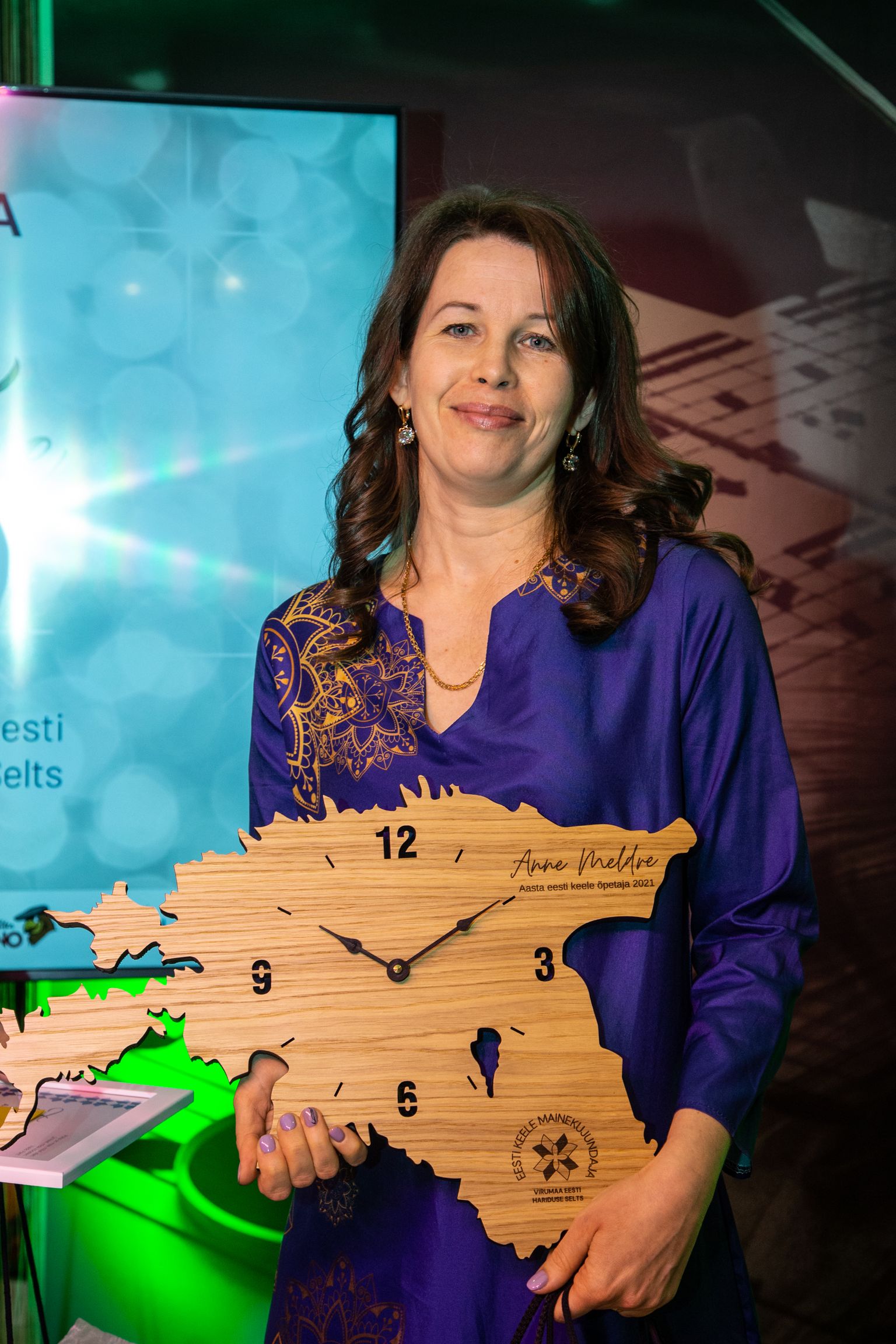 О титуле лучшего учителя эстонского языка Анне Мельдре будут напоминать часы в форме карты Эстонии.