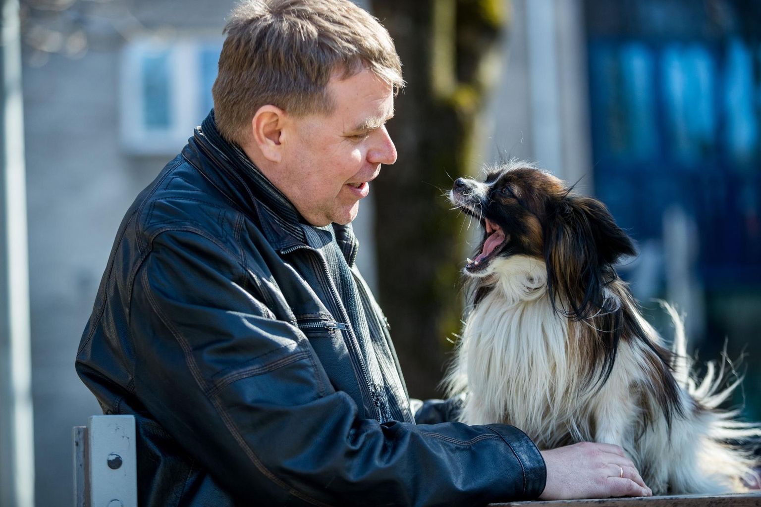 Andrus Kivirähk on loomadele oma teostes palju ruumi pühendanud. Fotol on kirjanik koos koer Robiniga.