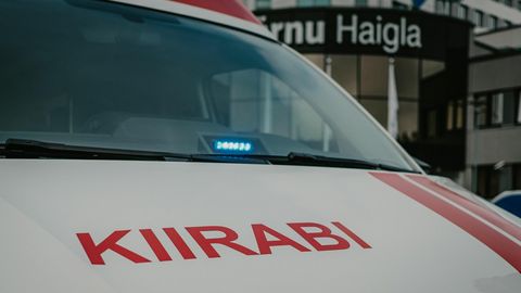 Jaanilaupäeval vastu puud sõitnud autojuht viidi haiglasse
