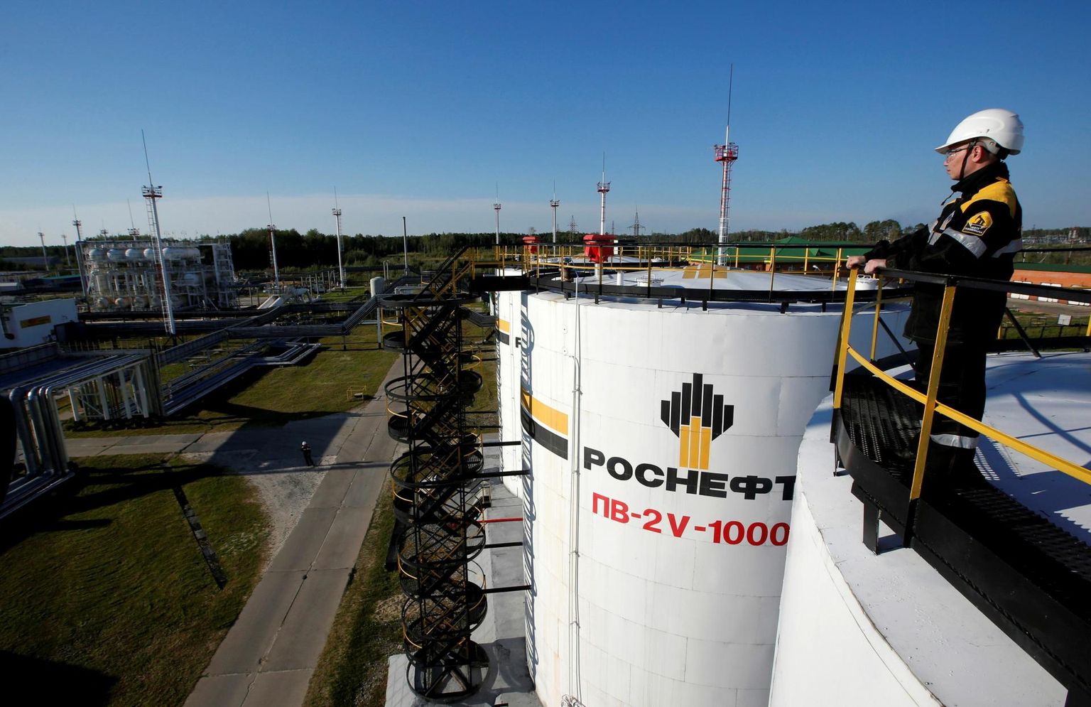 Skeptikute sõnul tähendab energiakriisi ajal Vene naftale hinnalae kehtestamine katastroofi. Pildil Rosnefti töötaja Siberi õliväljal.