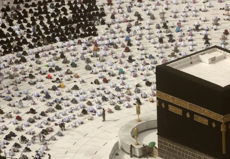 Koroonaviirus andis löögi Saudi Araabia suurimale turismipeibutisele: palverännule Kaaba kivi juurde Meka Suurmošees. Varasemate miljonite inimeste asemel lubati sellel aastal Kaaba juurde vaid 60 000 inimest, mis oli siiski 59 000 inimest rohkem kui eelmisel aastal. Vahekauguse hoidmiseks seati palvetajatele märgised.