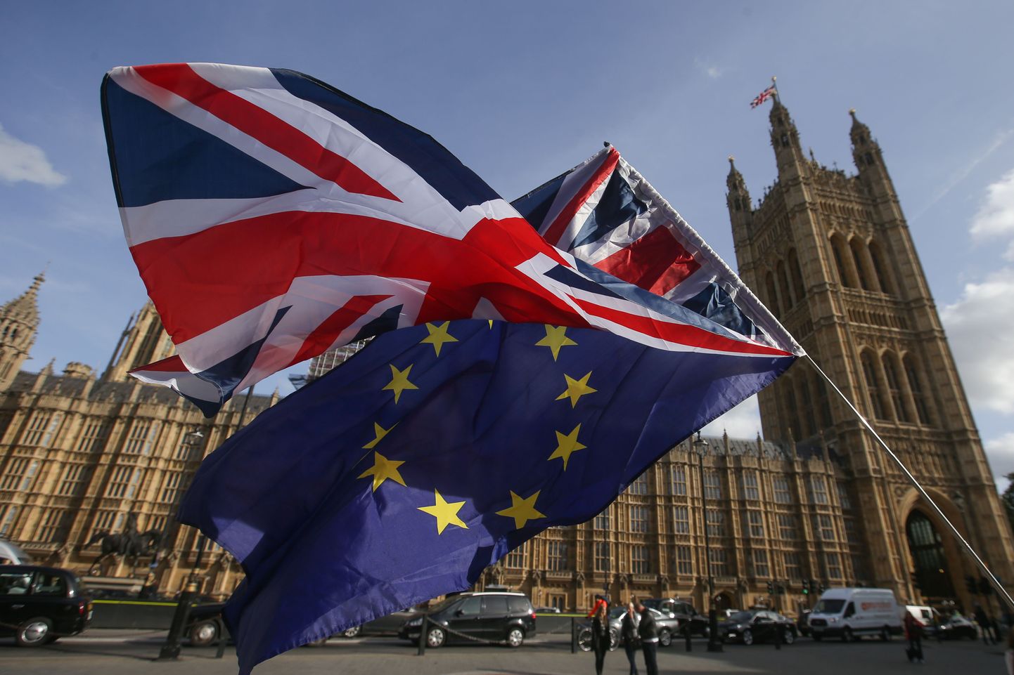 Suurbritannia ja ELi lipud Briti parlamendi ees.