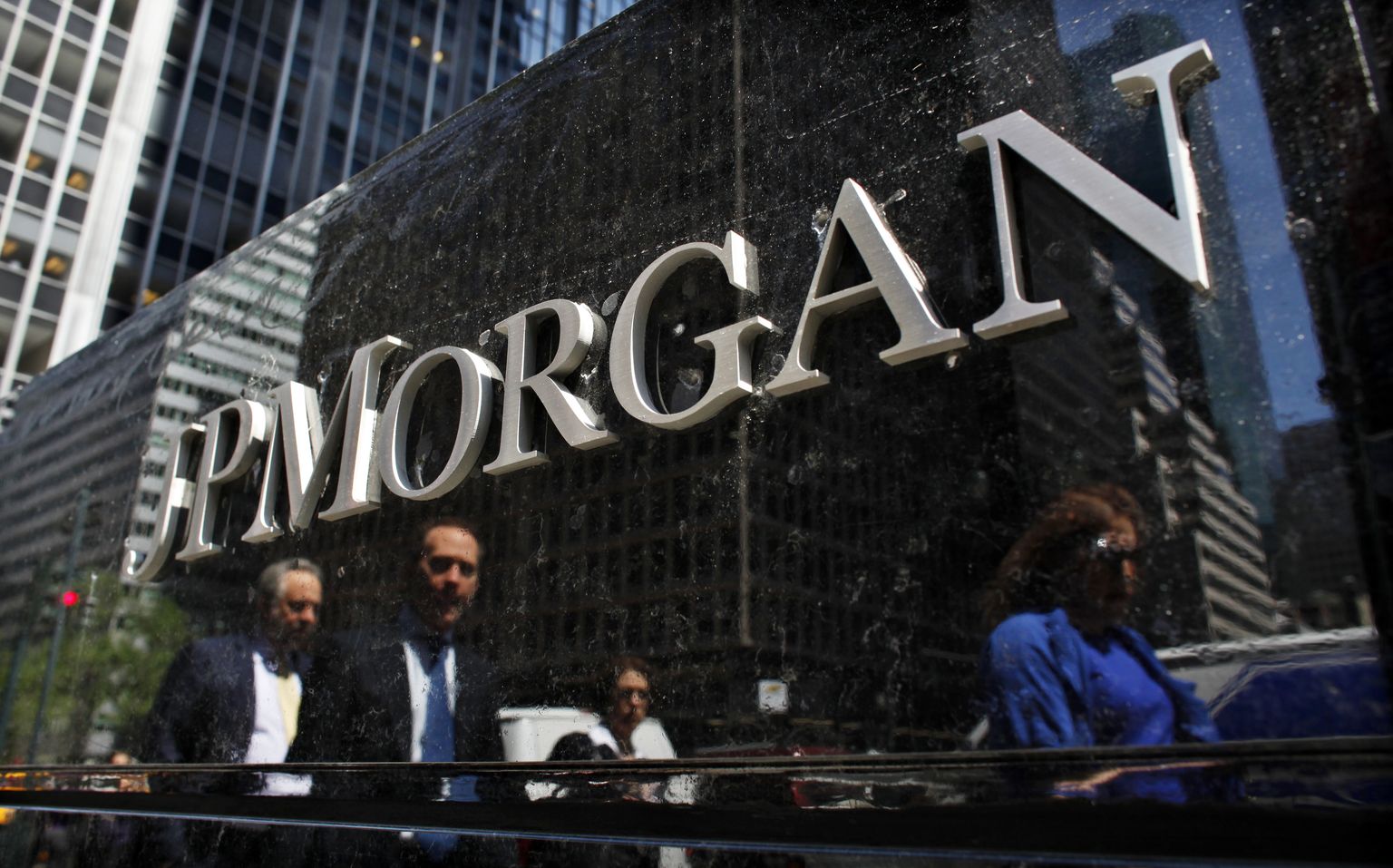 Möödakõndijad peegeldumas JPMorgani peakorteri sildilt New Yorgis.