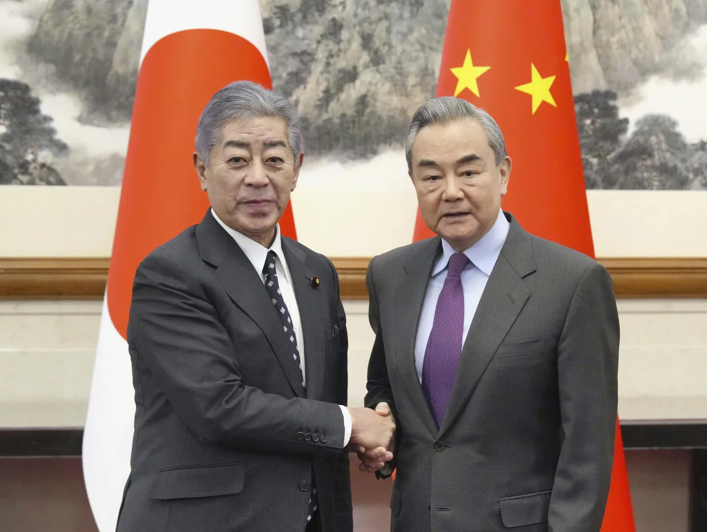 Jaapani välisminister Takeshi Iwaya ja tema Hiina kolleeg Wang Yi.