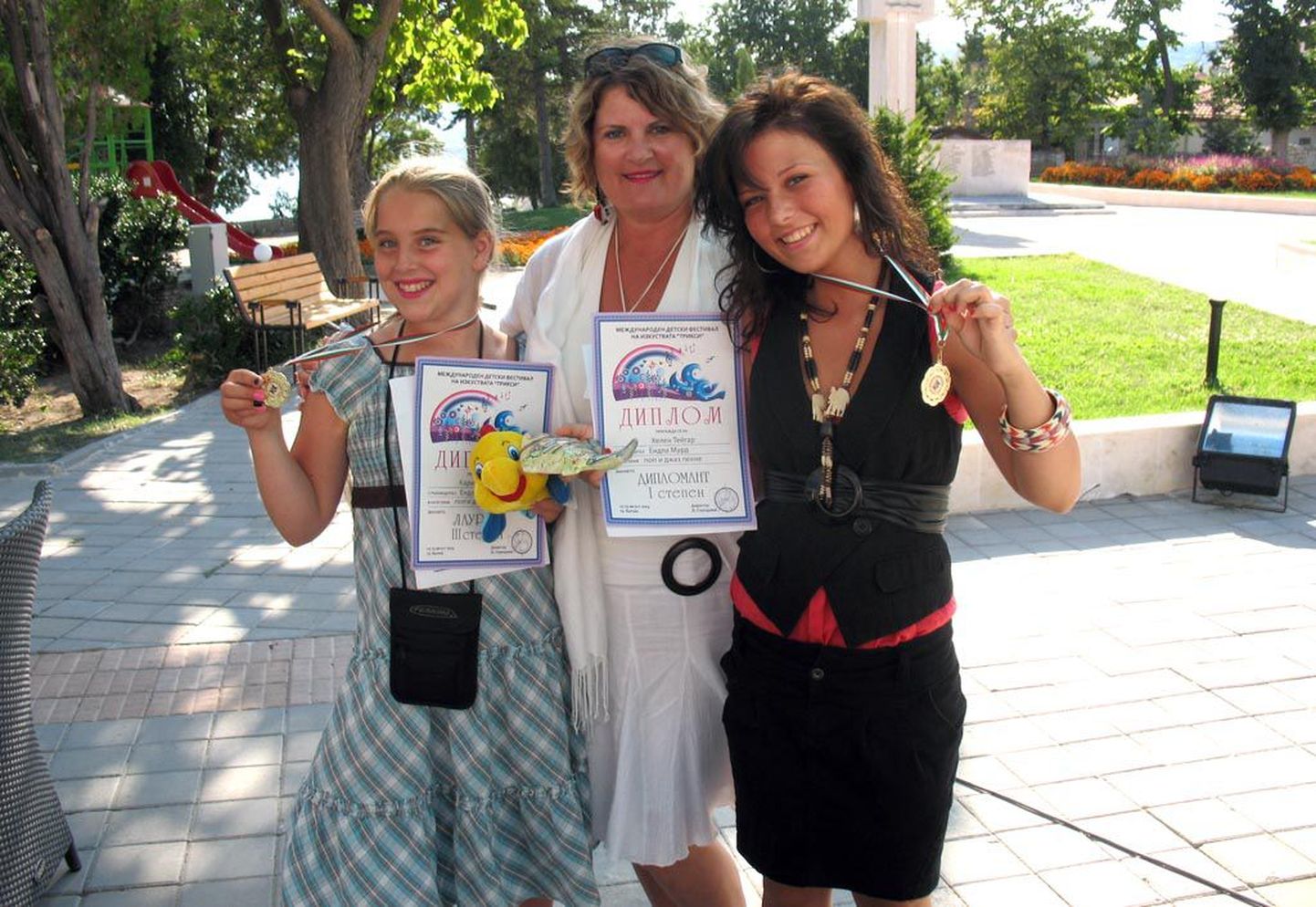 Karmen Kõrnas (vasakul) sai Bulgaarias kolmanda ja Helen Teiger neljanda koha, neidudega reisis koos nende lauluõpetaja Endla Murd.