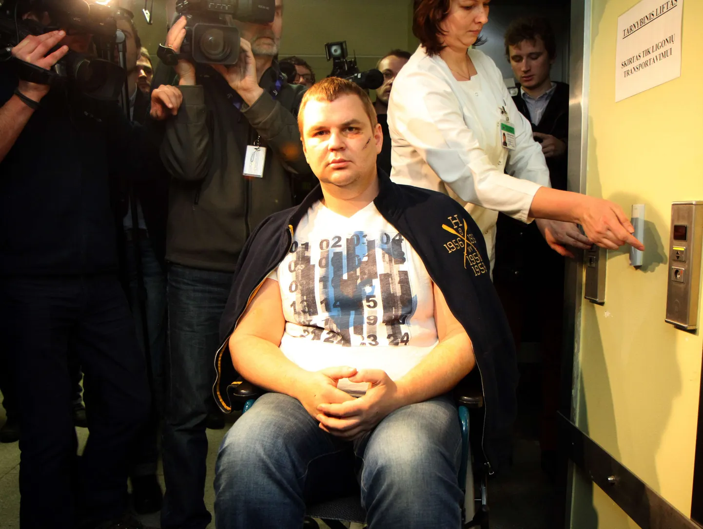 Ukraina aktivist Dmitro Bulatov täna Vilniuses toimunud pressikonverentsilt lahkumas.