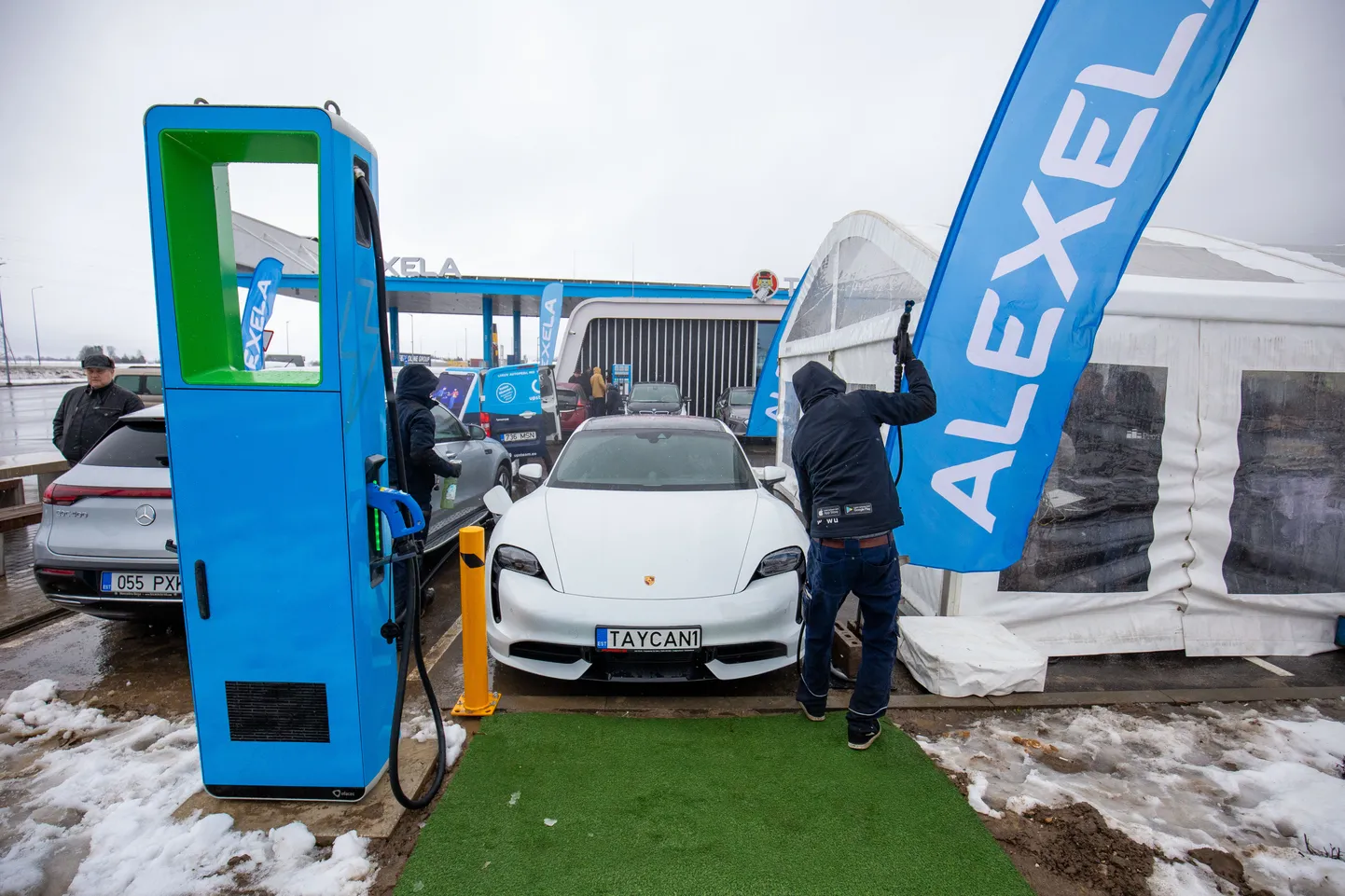 Elektriautode laadimine Tikupoisi juures.
