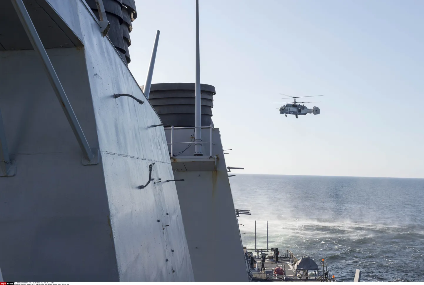 Vene helikopter KA-27 möödumas USA sõjalaevast USS Donald Cook Läänemerel teisipäeval.