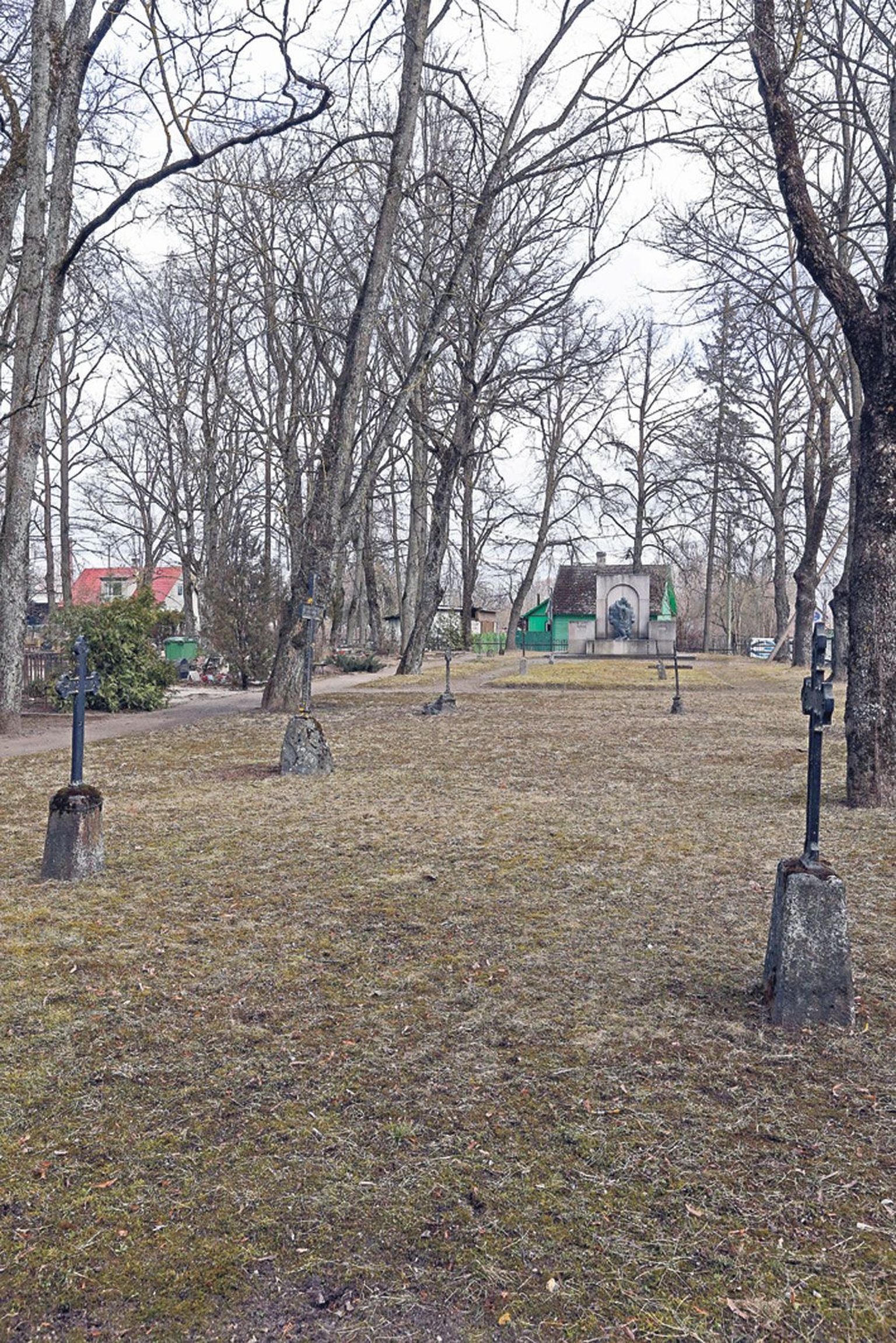 Pauluse kalmistule Võru tänava äärde on maetud Vabadussõjas langenud sõjamehed. Kes need mehed olid ja kui palju neid seal on, ei tea enam keegi.