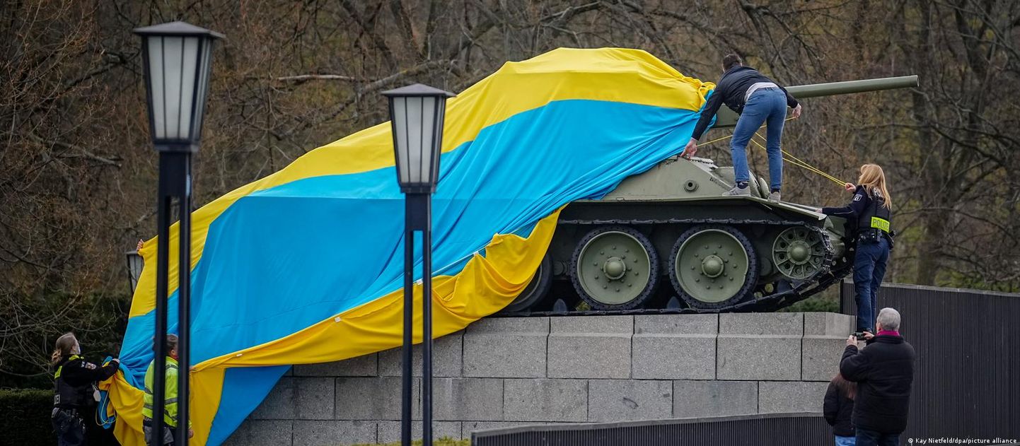 Украинский флаг на танке в мемориальном комплексе в Трептов-парке (фото из архива)