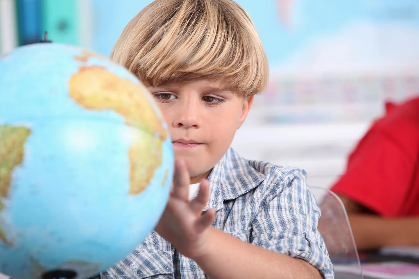 Väike poiss geograafiatunnis.