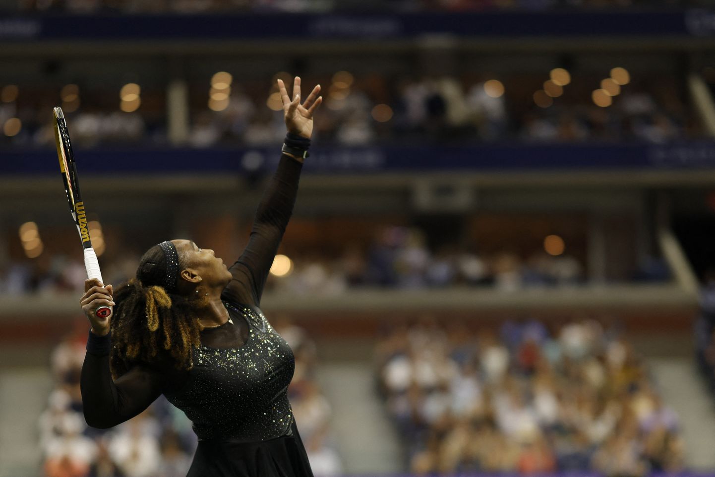 Kui Serena Williams servis, ei löönud ta palli mitte üksi, vaid teda toetasid pallingul ka kõik 29 959 US Openi peaväljakule kogunenud tennisesõpra.