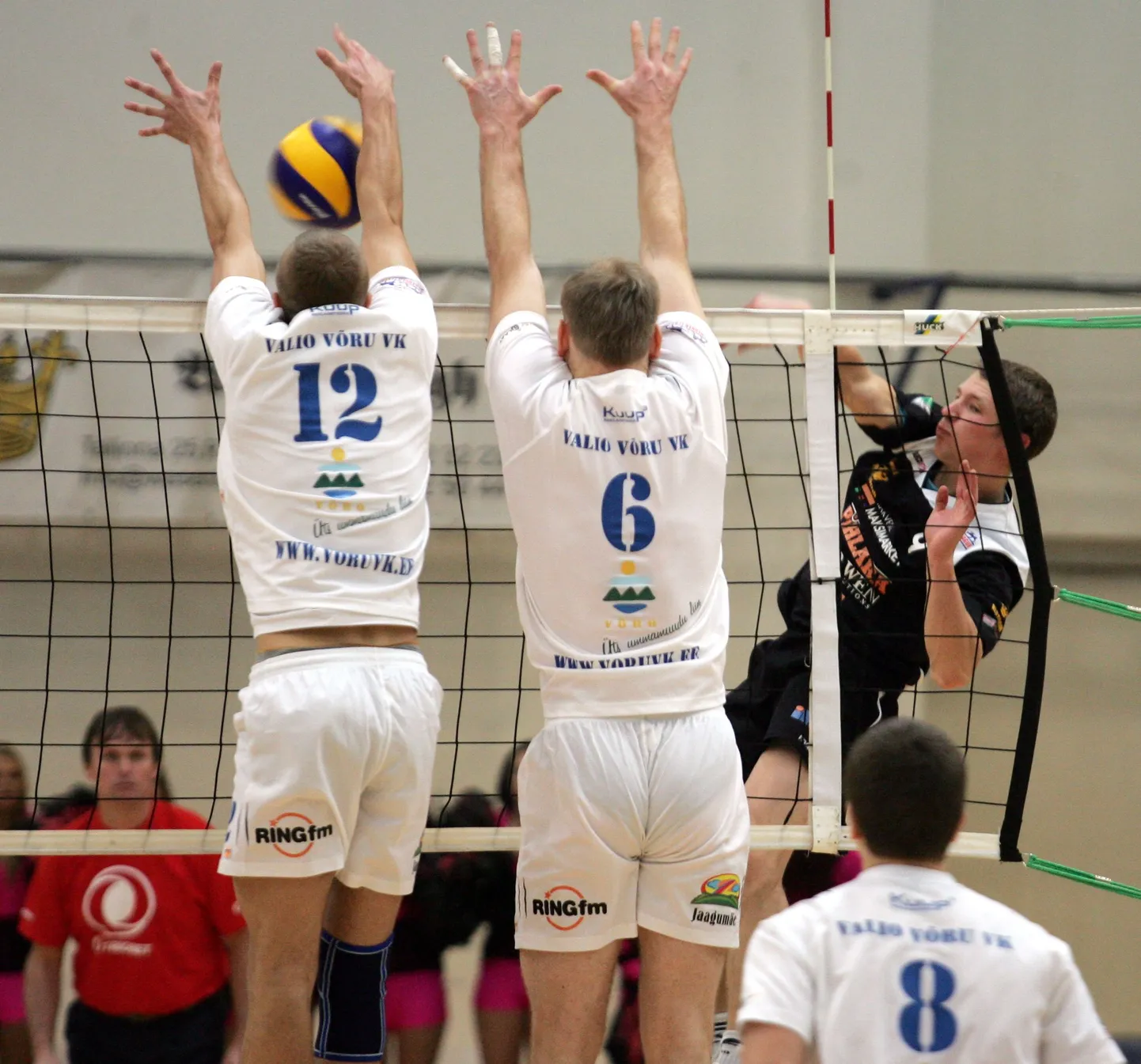 Valio Võru mängijad (valges).