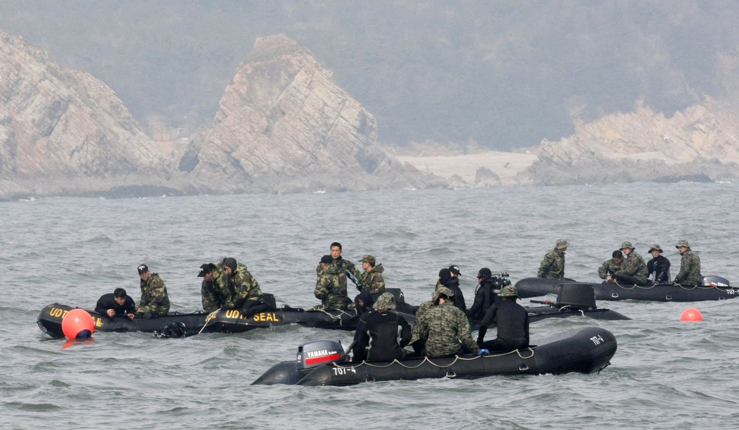 Lõuna-Korea mereväelased Cheonani kadunud meremehi otsimas.
