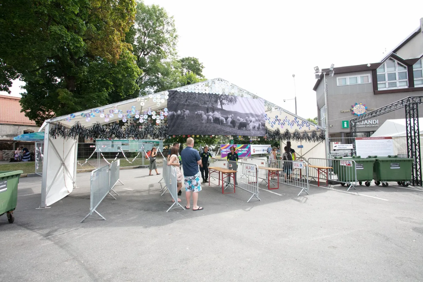 Mitmel viimasel aastal on Vabaduse plats olnud pärimusmuusika festivali sissepääsu ja piletimüügiala, tänavu tuleb sinna tagasi suur telk, kus on mitu kontserti ja ööklubid.