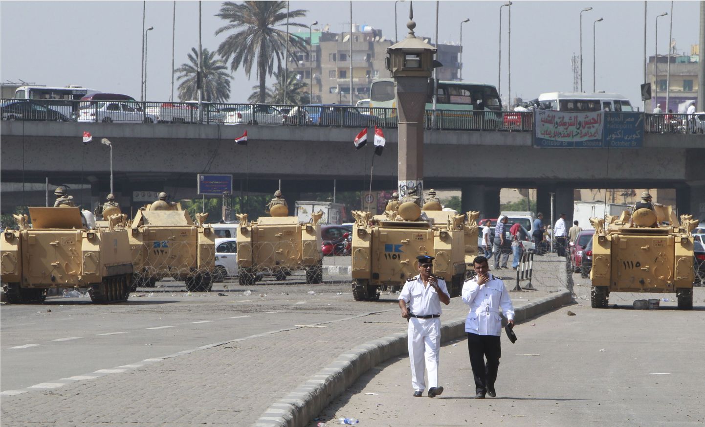 Бронетехника под пальмами стала в Египте привычной картиной.