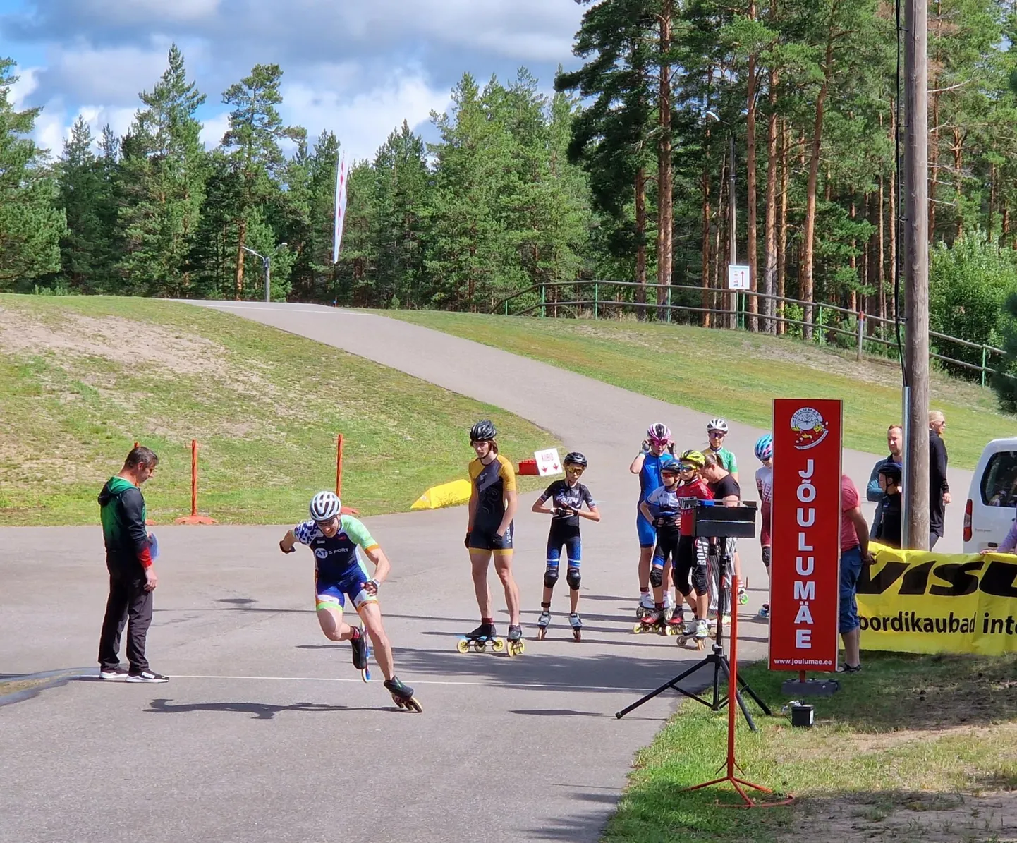 Jõulumäe rulluisupäeva sõidud toimusid kõik eraldistardist. Pildil asub rajale pärnakas Gerth Kivima.