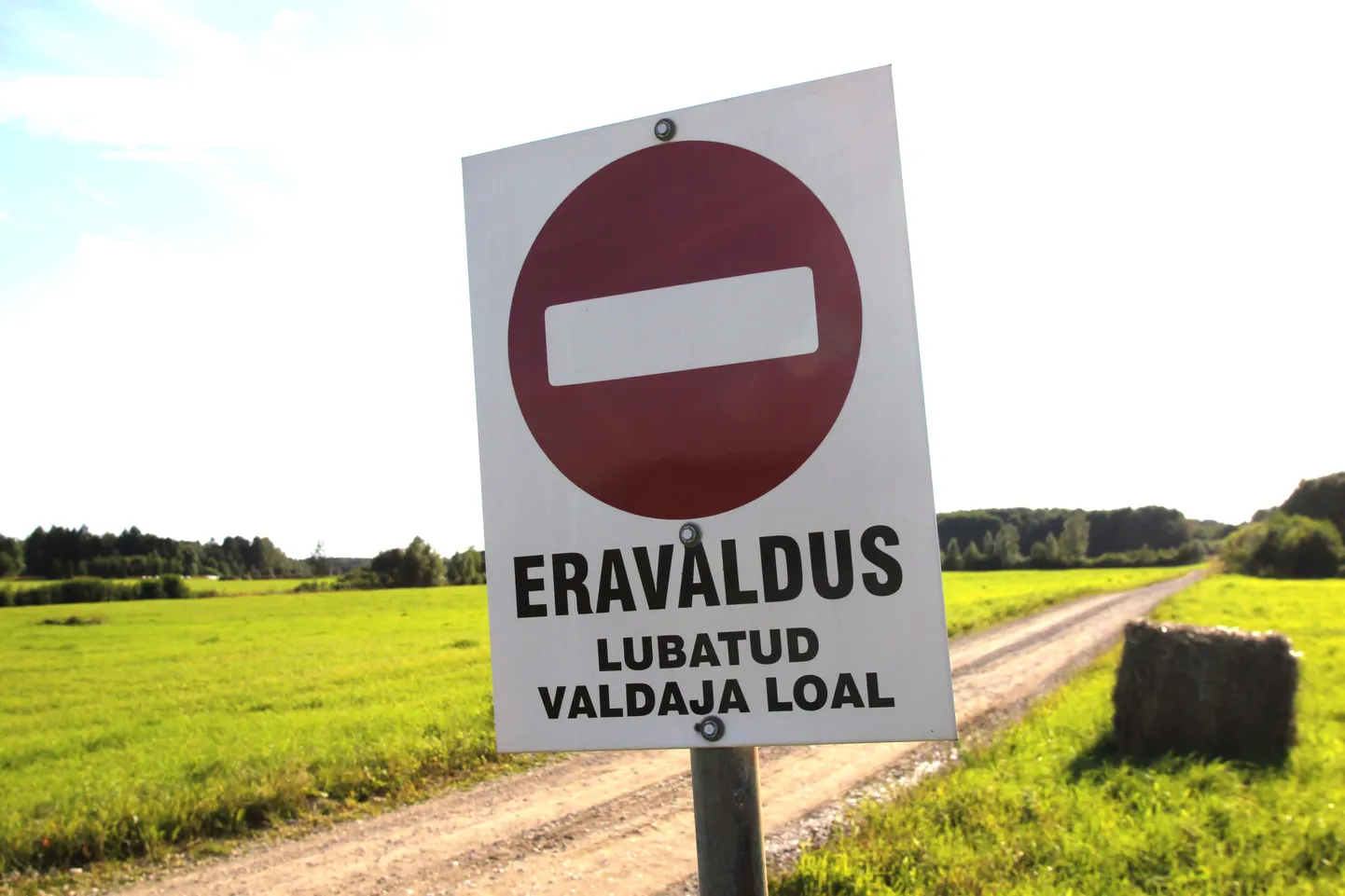 Omaalgatuslik sissesõitu keelav liiklusmärk.