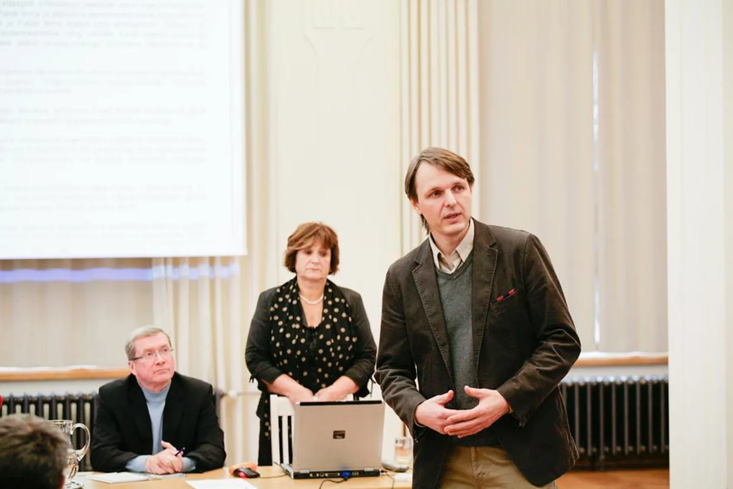 Paide raekotta kogunenud poolesajale Järvamaa muuseumi pärast südant valutavale inimesele jagasid selgitusi kultuuriministeeriumi asekantsler Anton Pärn (vasakult), Paide linnavolikogu esimees Kersti Sarapuu ja Järvamaa muuseumi direktori kt Valev Väljaots.