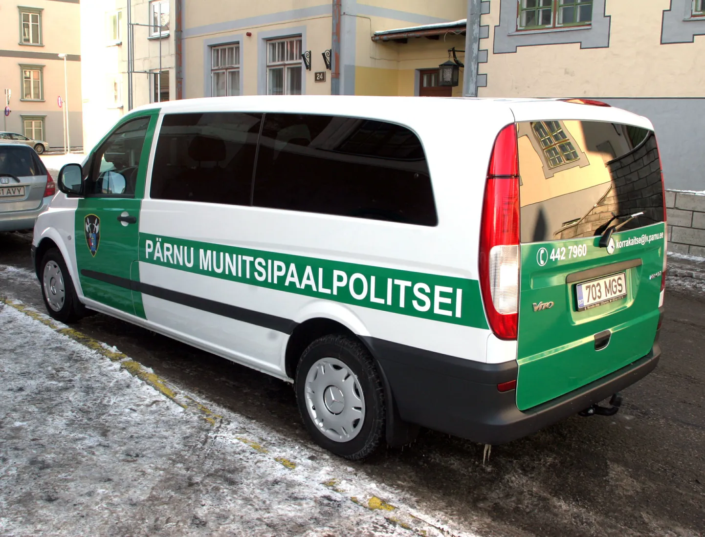 Pärnu munitsipaalpolitsei väikebuss.