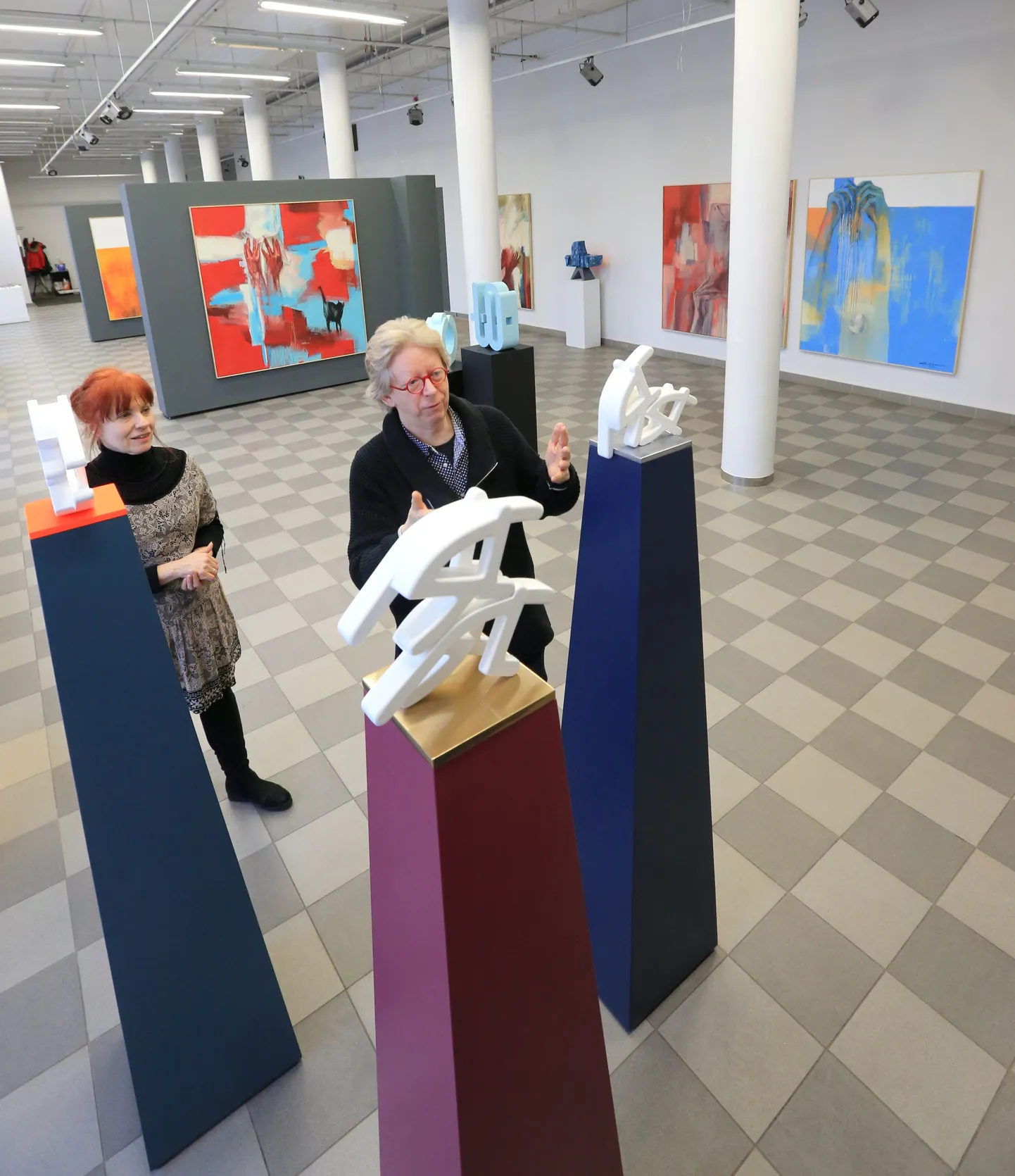 Ühisnäituse avamise eel rääkisid kaks kunstnikku oma teostest Per William Peterseni kolmikteose «Mänguaeg» juures, seintel Sirje Peterseni maalid.